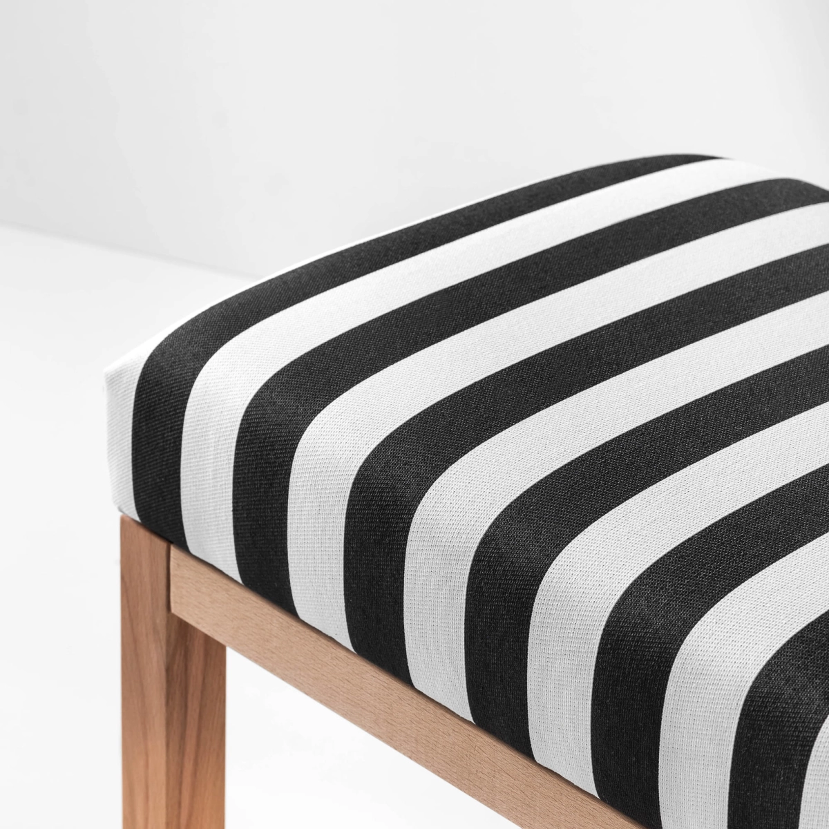 Banco decorativo con asiento y estante inferior en blanco y negro
