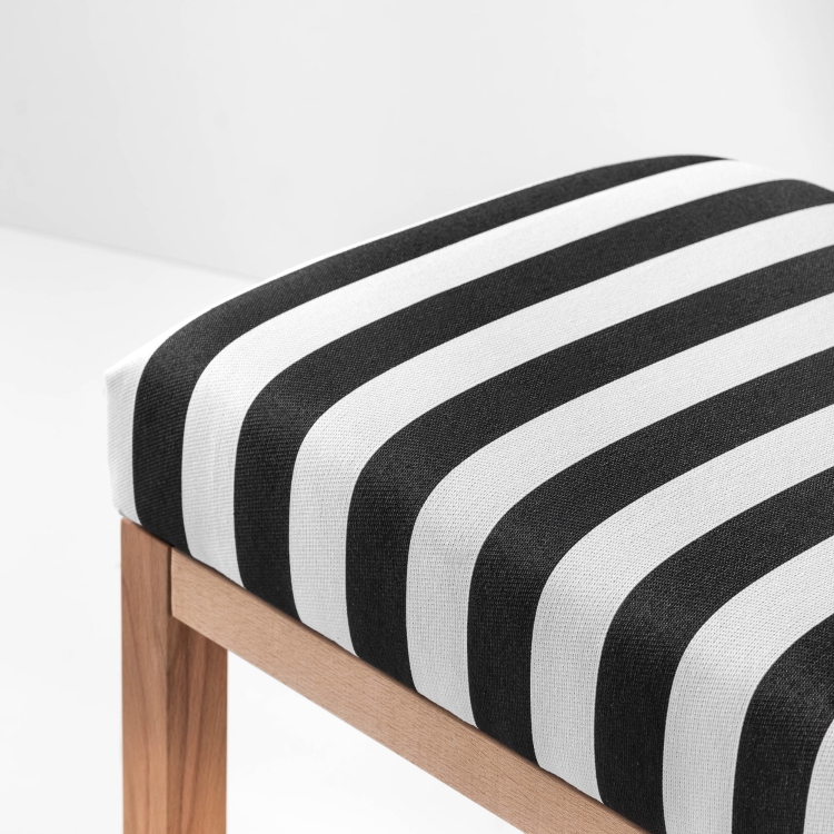 Banco decorativo con asiento y estante inferior en blanco y negro