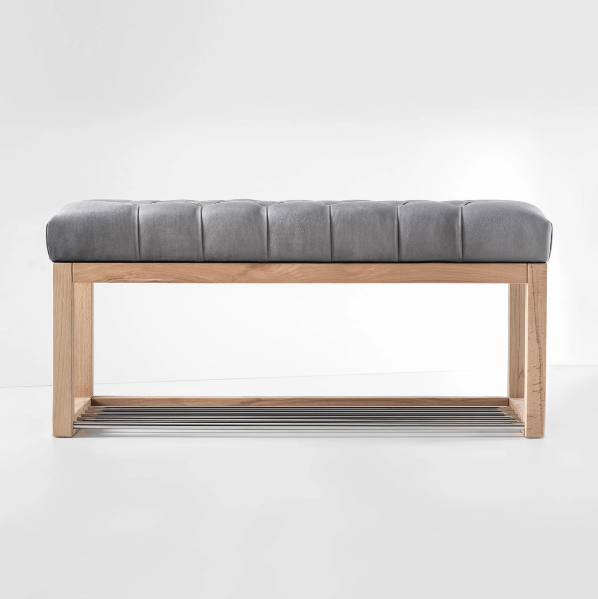 Banco con asiento acolchado gris y estructura de madera