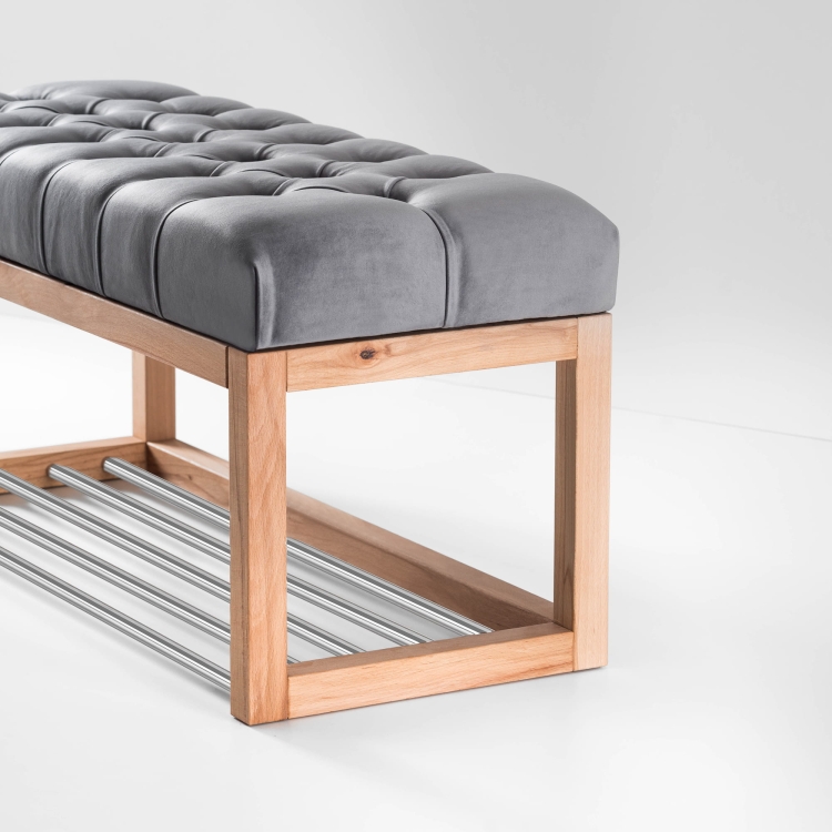 Banco con tapizado capitoné gris, zapatero y madera clara