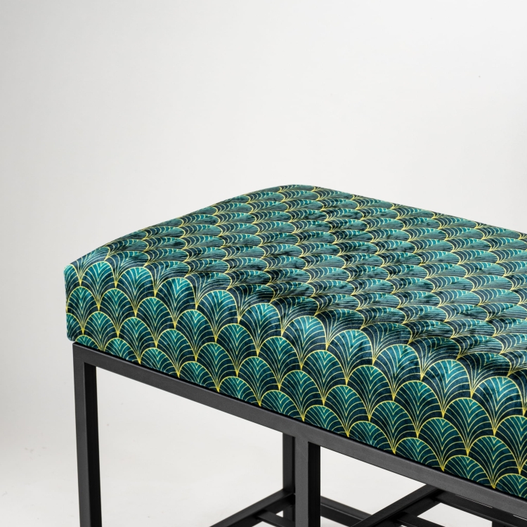 Banco tapizado estilo loft sobre base de metal