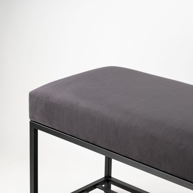 Banco tapizado en color grafito con estructura de metal