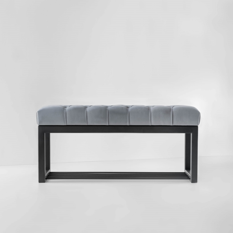 Banco gris acolchado con zapatero de metal