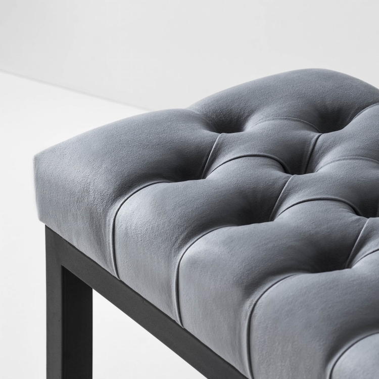 Banco capitoné de estilo industrial sobre base de metal