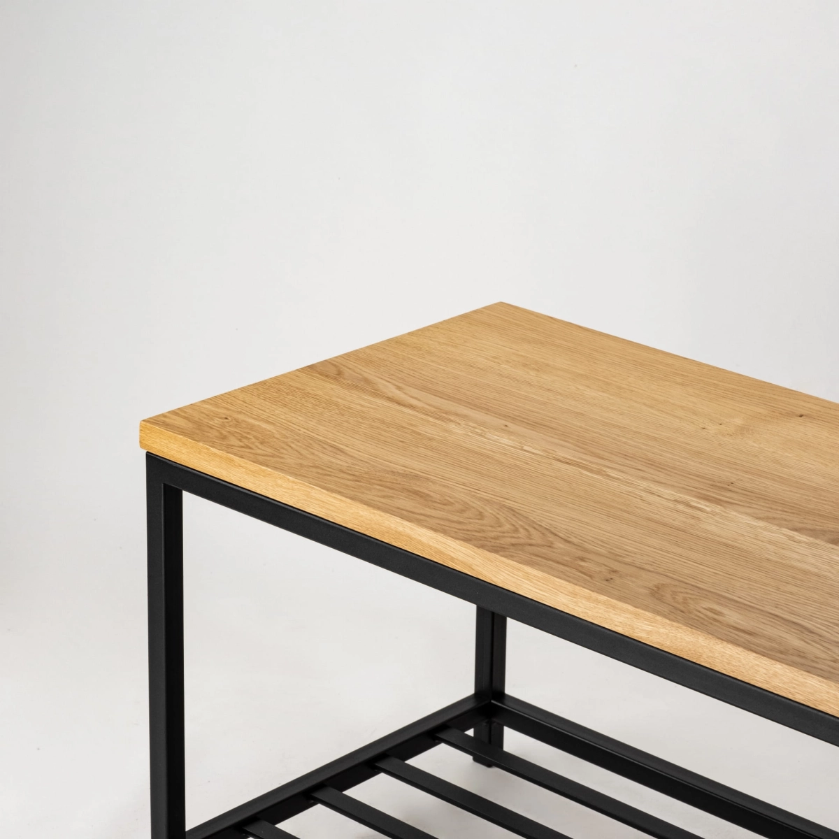 Banco de metal con zapatero y tablero de madera, ideal para interiores tipo loft