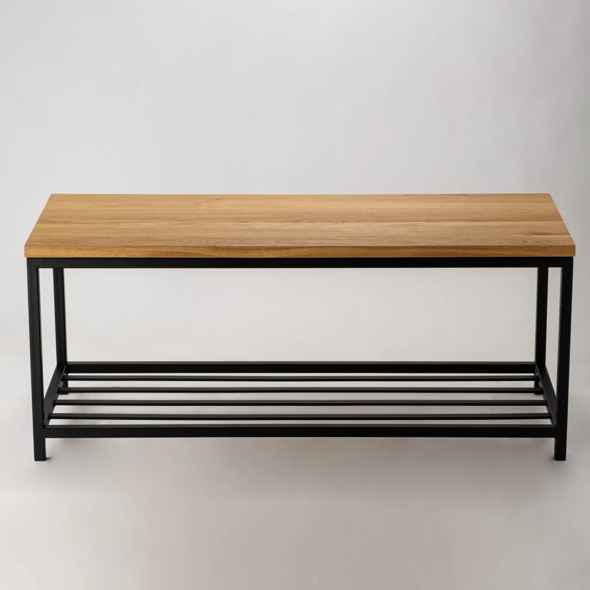 Banco industrial con tablero de madera y estante de metal