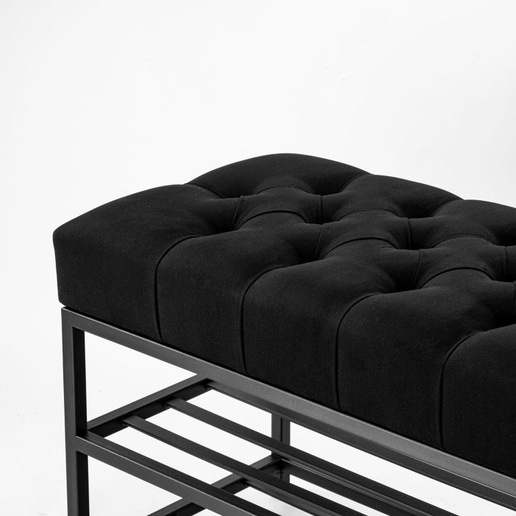 Banco acolchado negro sobre base de metal