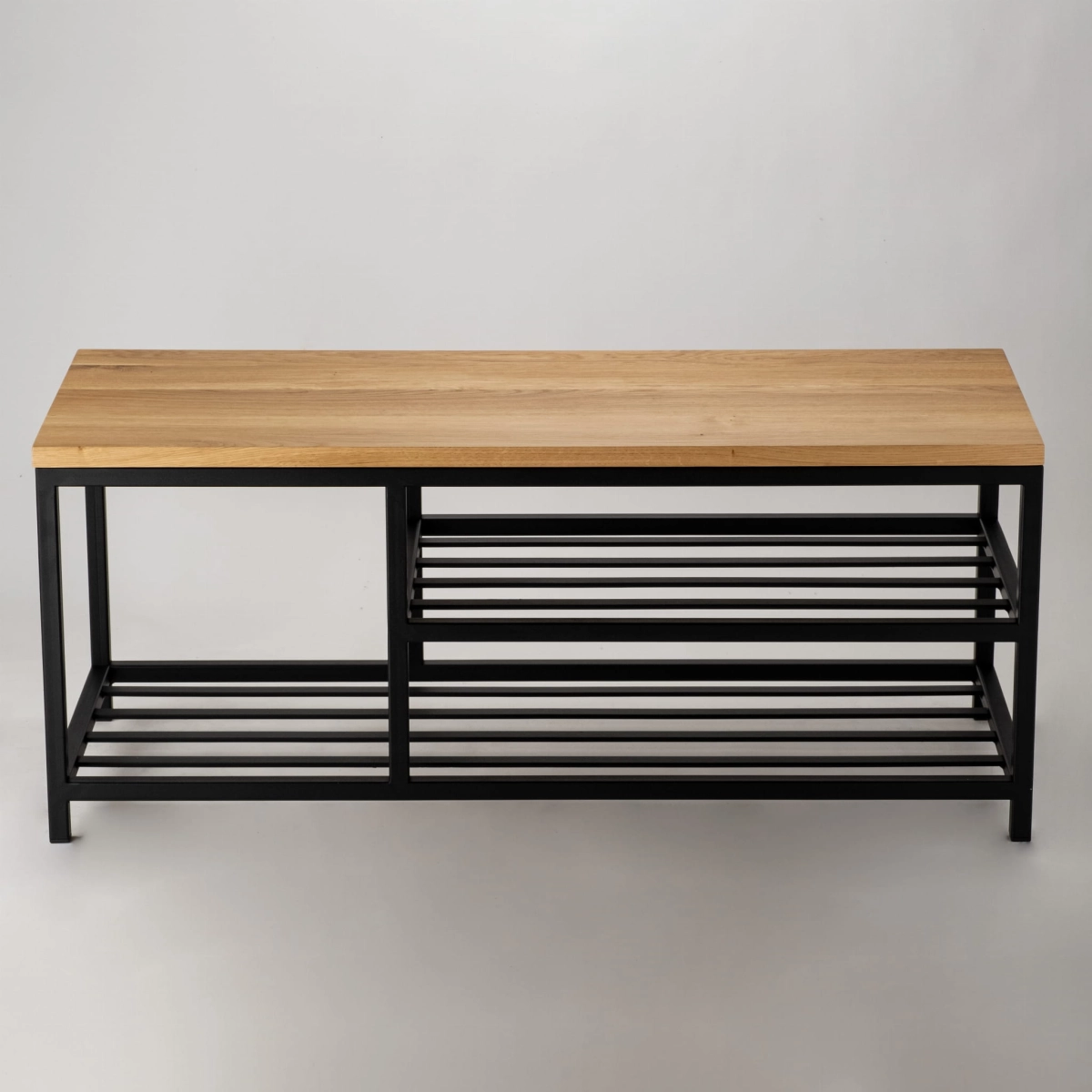 Un banco con tapa de madera y base de acero de estilo loft