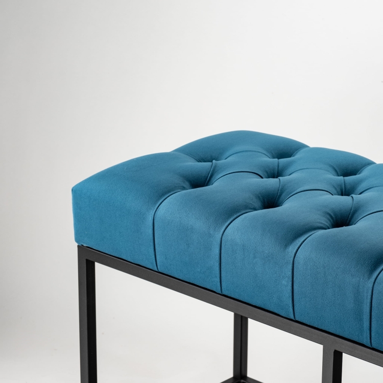 Banco azul acolchado para interiores industriales