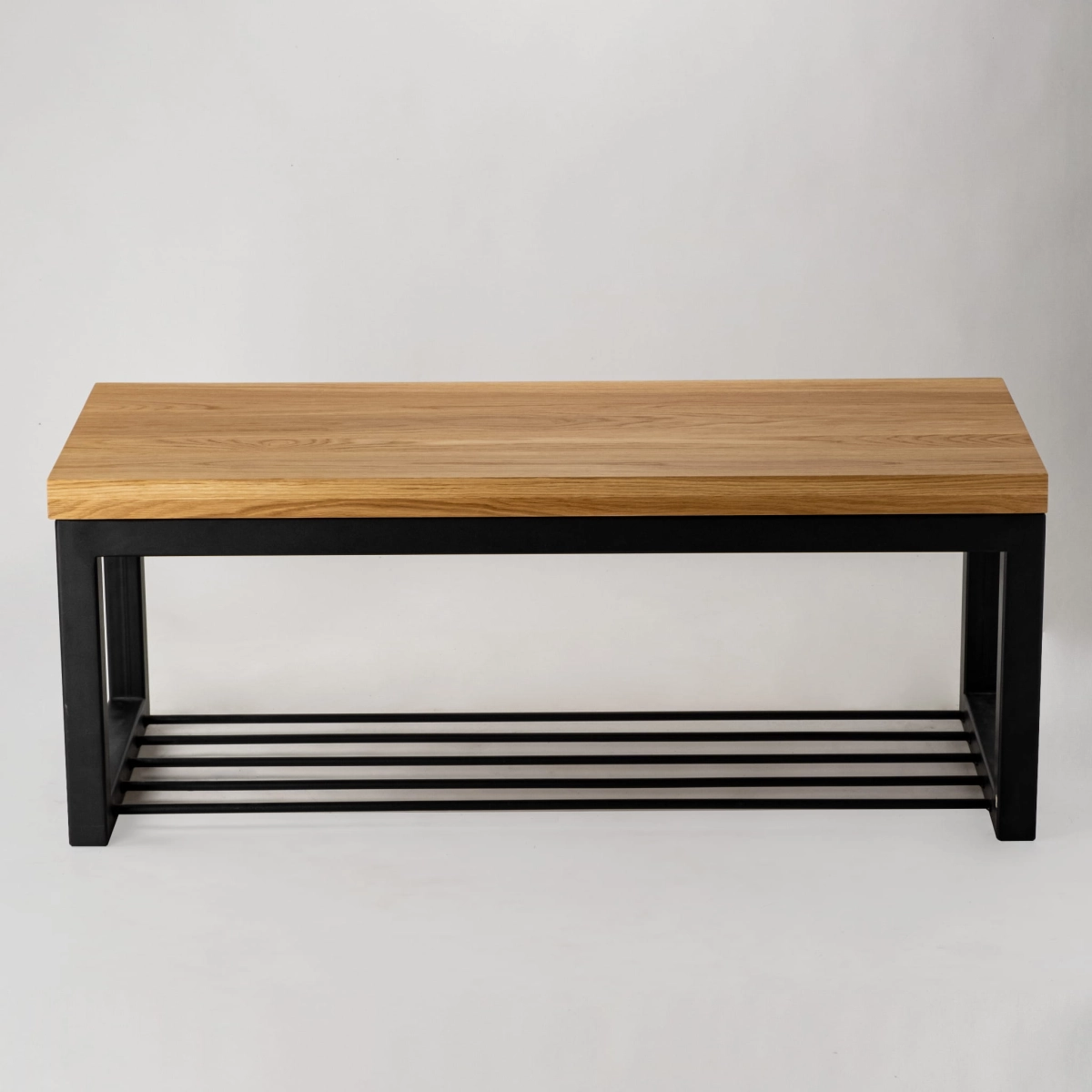 Banco industrial con tablero de madera y estante de metal
