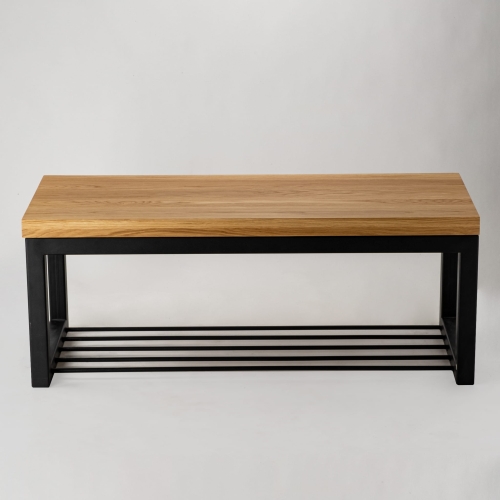 Banco industrial con tablero de madera y estante de metal