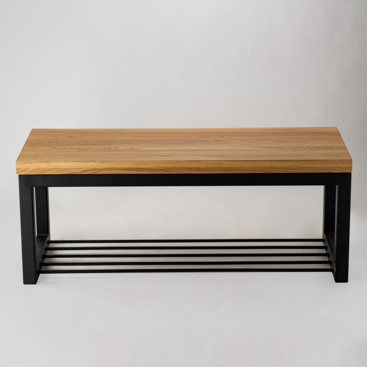 Banco industrial con tablero de madera y estante de metal