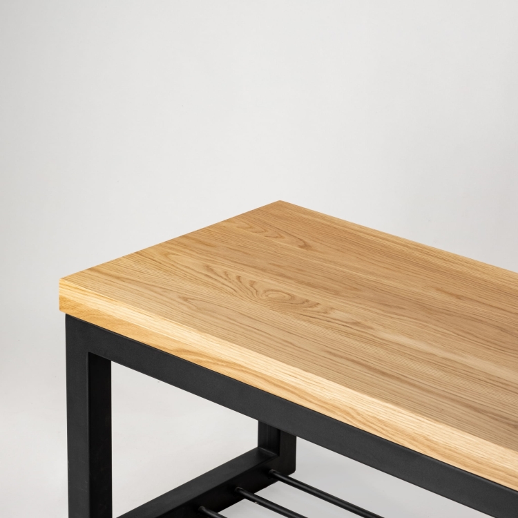 Banco de metal con zapatero y tablero de madera, ideal para interiores tipo loft
