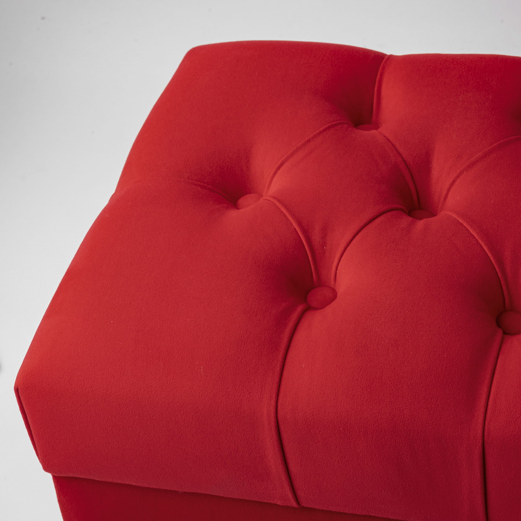 Elegante baúl rojo acolchado con apertura